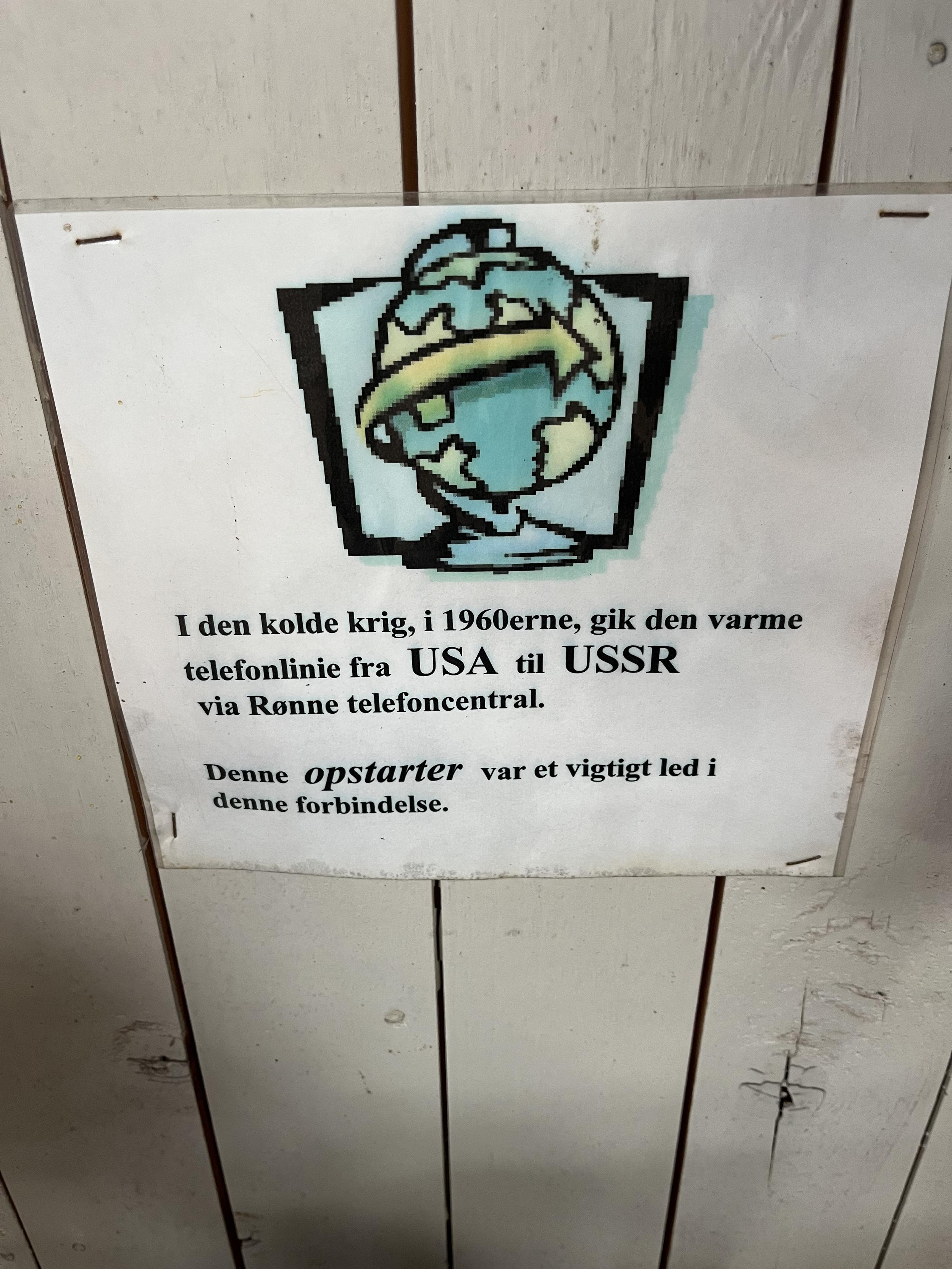(Skiltet som fortæller hvad maskinen er for noget.)
