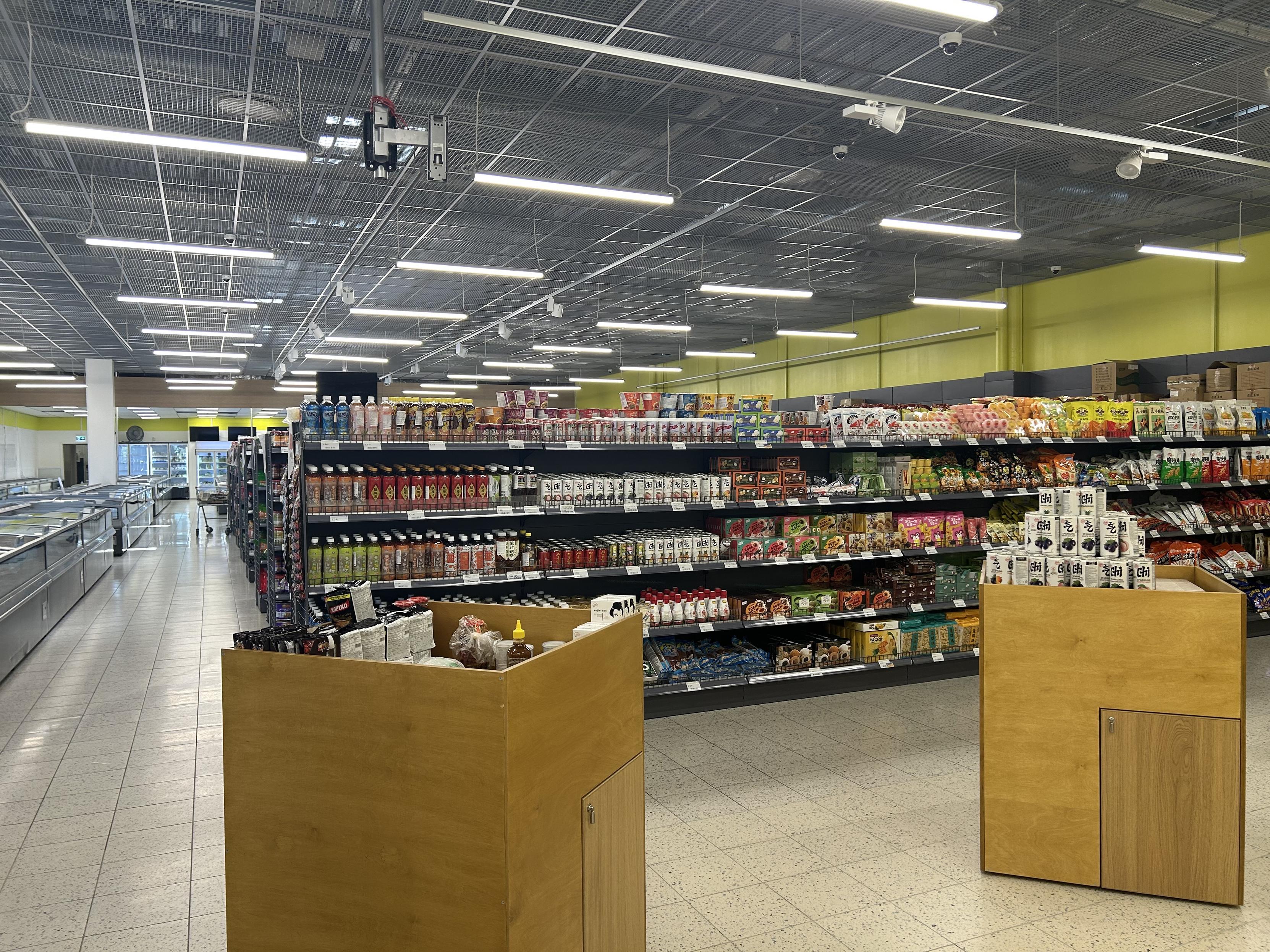 Hallimaisessa liiketilassa aasialaisia elintarvikkeita notkuvat hyllyt levittäytyvät kaukaisuuteen. Tuotteiden määrä on uskomaton. Ihmismieli hiljenee huikaisevan näyn edessä.