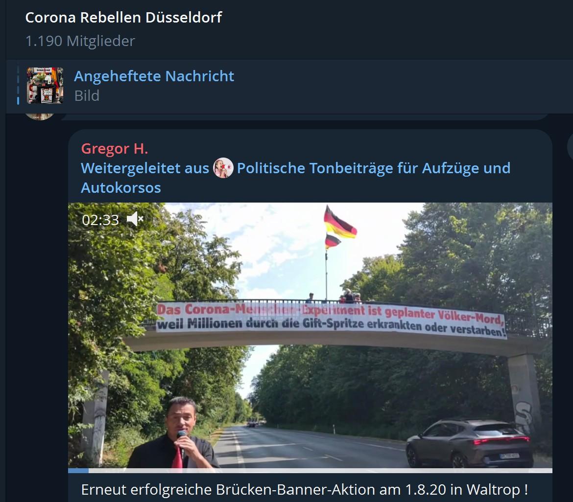 Michael Schele steht unten vor einer Brücke in Waltrop und oben am Geländer der Brücke ist ein Banner befestigt auf dem irgendwas mit Corona und Giftspritze steht.