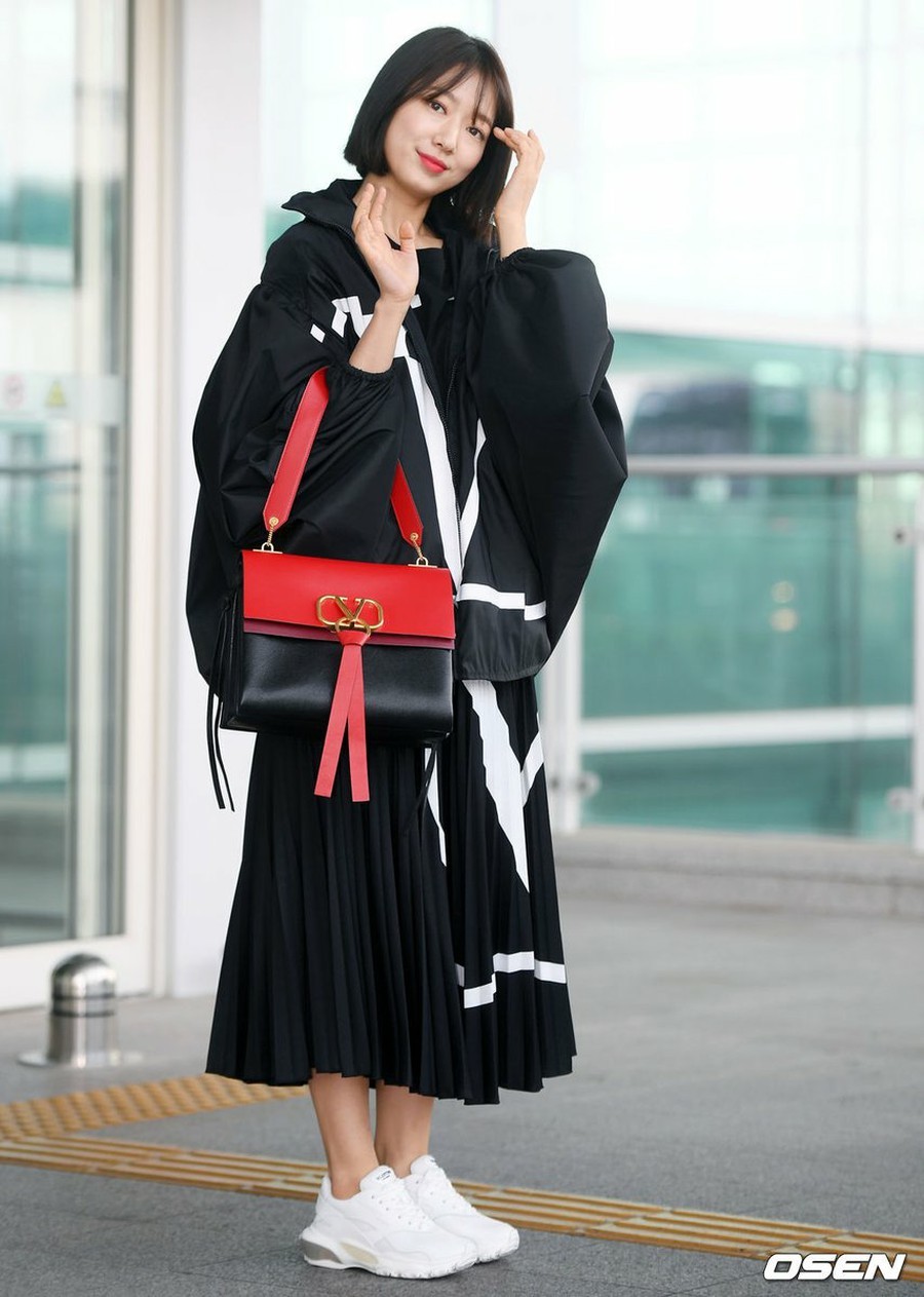 ワウコリア公式 女優パク シネ ファッションウィーク出席のためフランス パリに向かった 2日午後 仁川国際空港 コリアドン