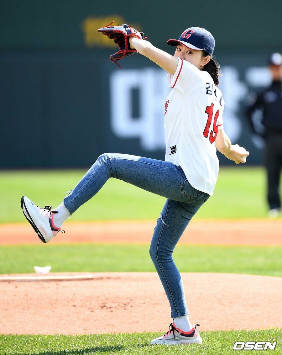 ワウコリア公式 I O I 出身 キム ソヘ 韓国プロ野球ロッテ ジャイアンツ対キウム ヒーローズの試合前の始球式 コリアドン