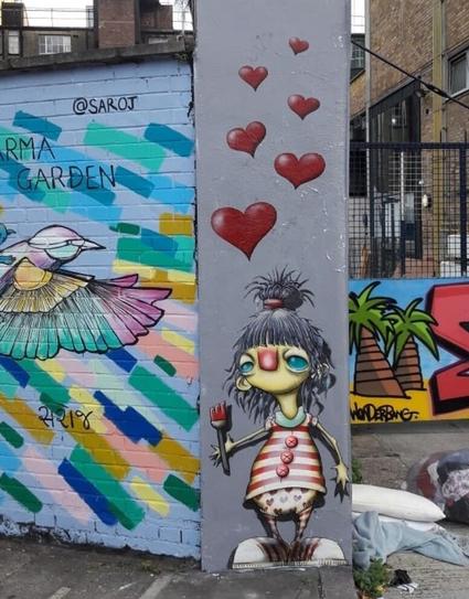 Street art wall. On a gray concrete pillar is a narrow mural sprayed / painted in comic style. A girl with a red nose, a braid on her head, dressed in striped shirt and dotted pants, holds a brush in her hand. Hearts are painted above her. A cheerful mural with a typical Stenandoli character, who are always a little weird ugly, but at the same time very sympathetic.
Info 16.02.2023: Once a year (now!) the average GERMANS (not the Berliners), feels the need to dress up as a cowboy or Pirate for 6 days, get drunk, kiss every strangers, get drunk, listen to bad jokes, get drunk, move rhythmically and singing in a pack. (Drunk of course). They call it #carnival 🤡 Ooh... and don't wear a #tie !!!