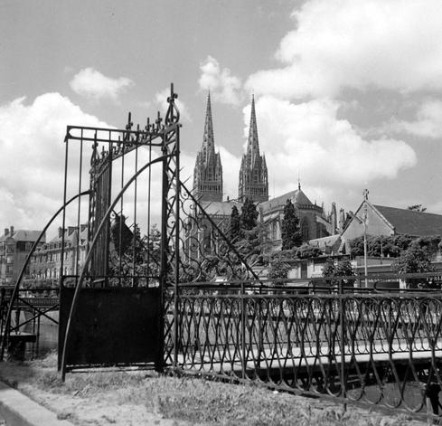 Photographie en noir et blanc de la cathédrale Saint-Corentin vue de la passerelle Guével vers 1962. Archives départementales du Finistère
