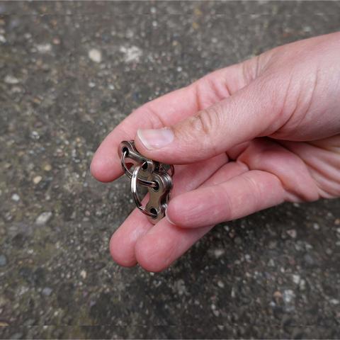 Fidget composé de 2 maillons mâles et 2 anneaux dans une main