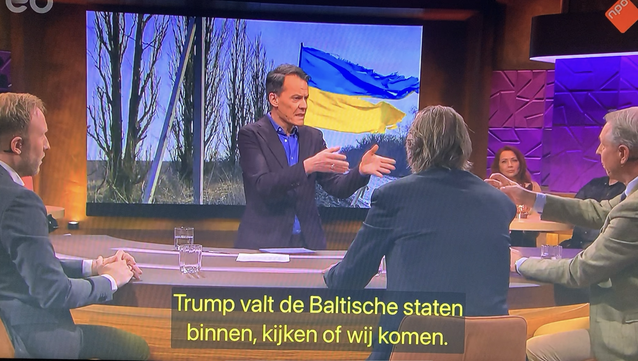 Screenshot EO / NPO studio met o.a. Tijs van den Brink. In het decor een verweerde Oekraïense vlag.  Ondertiteling voor doven en slechthorenden:  “Trump valt de Baltische staten binnen, kijken of wij komen.”
