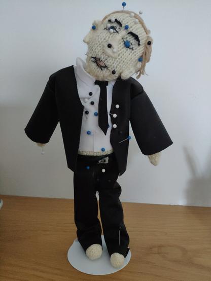Putin als Strickpuppe mit Nadeln