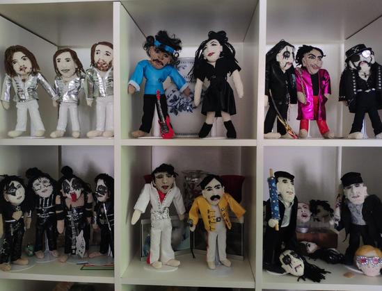 Als Strickpuppen: 
Bee Gees, Jimmy Hendricks, Amy Winehouse , Alice Cooper , Michael Jackson?, Lemmy Kilmister , Kiss, Elvis, Freddy Mercury, Seidenspinner Köpfe von A.Cooper und Elton John