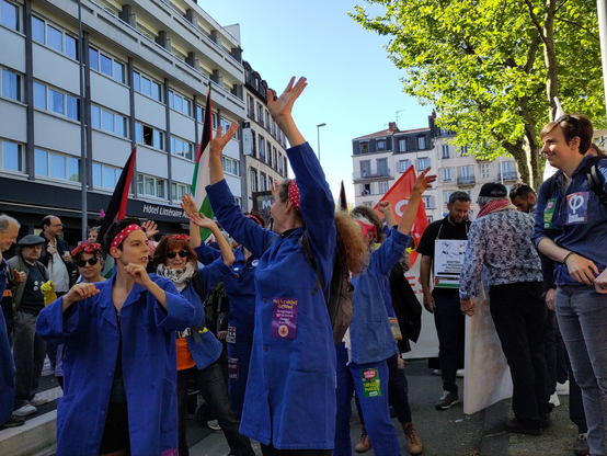 Photo de la manifestation du 1er mai 2025.
On voit les Rosies 63 au 1er plan, et le cortège pour une paix juste en Palestine.
