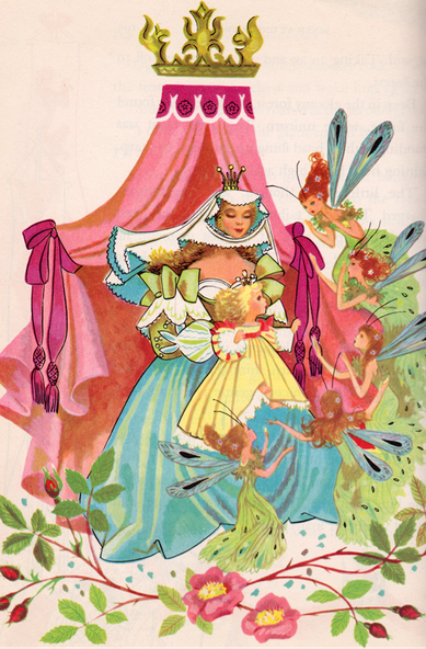 Una ilustración de un cuento de hadas que representa a una reina o princesa coronada, vestida con un elaborado vestido azul y blanco y un tocado con velo, sosteniendo a una niña pequeña con un vestido amarillo. Ambas están bajo un dosel rosa y dorado. Cinco pequeñas hadas con alas de libélula y vestidos verdes revolotean a su alrededor, en un entorno con flores rosas y hojas verdes.