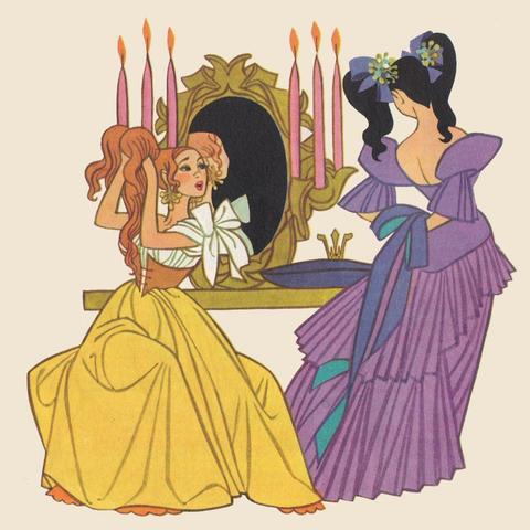 Dos mujeres elegantemente vestidas en trajes de época. Una, con cabello rojizo recogido, viste un vestido amarillo y se mira en un espejo dorado rodeado de velas rosas encendidas. La otra, con cabello oscuro recogido con lazos azules y flores, lleva un vestido lavanda con volantes y una cinta azul. Está de espaldas al espectador, mirando hacia la mujer del espejo.