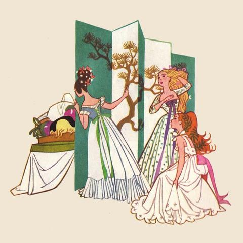 Tres mujeres con elaborados vestidos de baile de época en una escena teatral o de cuento de hadas. Una mujer de cabello oscuro con flores rojas en la cabeza y un vestido blanco con detalles azules y una cinta verde está de pie, mirando hacia la derecha. Otra mujer rubia con flores rosas en el cabello y un vestido blanco con lunares verdes y una cinta morada está detrás de un biombo decorado con ramas de pino. Una tercera mujer pelirroja con un vestido blanco y una cinta rosa está arrodillada en primer plano, mirando hacia arriba a la mujer rubia. A la izquierda, se ve un cofre o caja con telas y lo que parecen ser frutas o verduras.