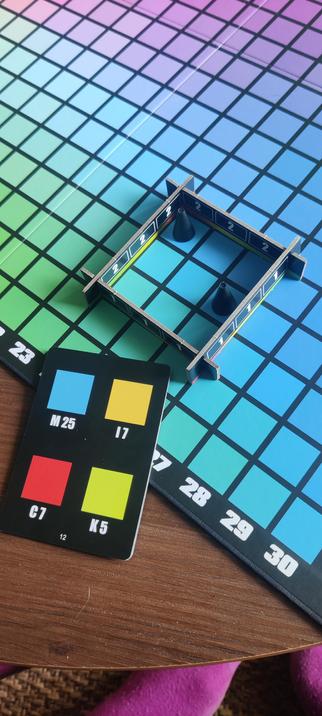 Choix des cases selon les indices "Carapuce" et "Carabaffe" pour le jeu Hues and Cues