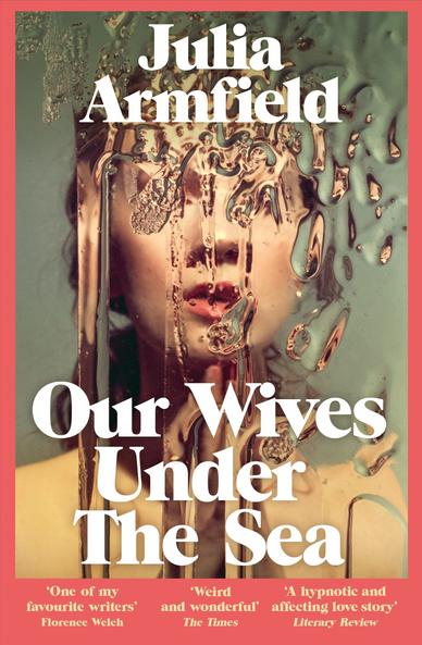 Couverture de Our Wives under the sea de Julia Armfield, portrait en buste d'une femme vu à travers une vitre (?) mouillée qui déforme les traits et rend la femme non identifiable