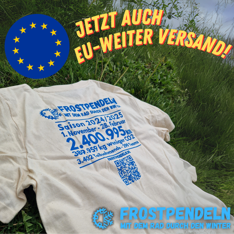 Frostpendeln-Shirt in der Wiese liegend. Darüber die Europaflagge mit Text "Jetzt auch EU-weiter Versand!"