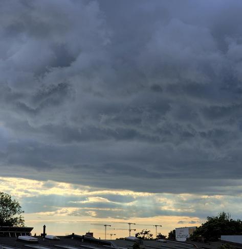 Bewölkter Abendhimmel über Hamburg-Eimsbüttel