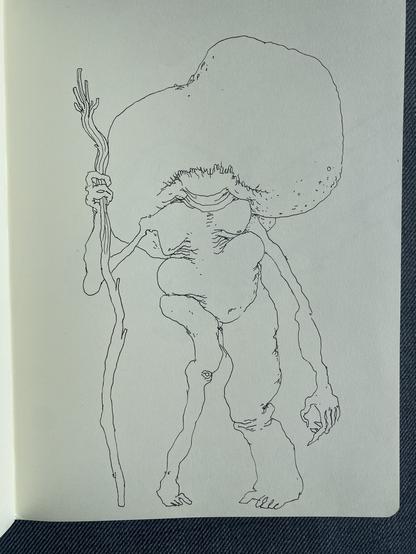 Un dibujo a tinta de una criatura humanoide estilizada. Tiene una cabeza grande y redondeada que parece un hongo, un cuerpo delgado y alargado, y extremidades largas y delgadas. La criatura sostiene un palo largo y nudoso en una mano. El estilo del dibujo es lineal y sencillo, con pocos detalles. La criatura parece estar de pie, ligeramente encorvada.