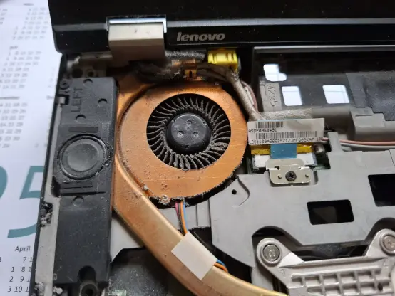 Der geöffnete Thinkpad mit dem ungereinigten Lüfter. Der Lüfter ist sehr verdreckt.