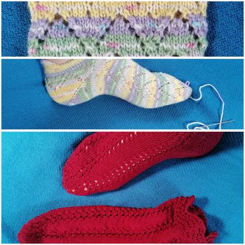 Collage de trois photos en horizontal: tout en haut se trouve un gros plan sur le motif de zigzag de la chaussette du dessous. Cette chaussette est portée par quelqu'un sur la photo du milieu, on voit l'aiguille qui devra coudre le bout. Des épingles à nourrice tiennent les dernières mailles qui ne sont pas tricotées. La laine est autorayante, dans des tons pastels. Le motif de zigzag est ajouré, il court sur tout le dessus du pied. La photo du bas présente une chaussette de même taille, basse, on peut dire une socquette. Elle est portée par quelqu'un et une deuxième est posée. Elles sont en laine bordeaux avec trois lignes de point ajouré qui courent jusqu'à la pointe du pied. Ces photos sont prises sur un fond bleu, probablement une couverture.