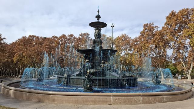 Springbrunnen der Kontinente mit blauer Wasserfontäne