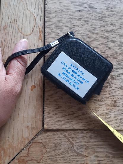 Photo d'un mètre avec un petit cordon noir. Le boîtier est zn plastique solide. Une plaque grise avec écrit en bleu A.F.P.B.T.P.V.
C.F.A du Bâtiment et T.P.
30 rue de la Gare
88380 Arches
Tel : 03.29.32.72.29