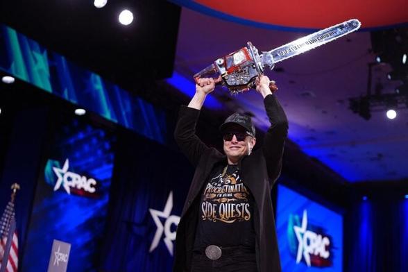 Elon Musk une tronçonneuse à la main, après son discours à la Conférence d'action politique conservatrice (CPAC) le 20 février 2025 à Oxon Hill (Maryland). © Photo Andrew Harnik / Getty Images via AFP