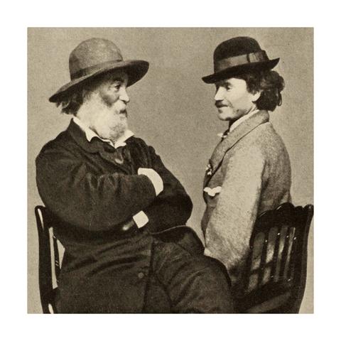 Schwarzweißfoto: Walt Whitman, links, mit Hut und Vollbart, im Profil, ihm gegenüber Peter Doyle, ebenfalls mit Hut, Schnurrbart und im Profil, ihn anblickend.