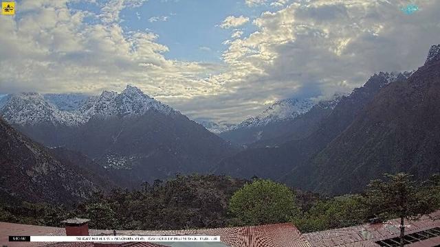 A wide view of several mountains, from left:

- Taboche (6,500 meters/21,325 feet)
- Mount Everest (8,848 meters/29,032 feet)
- Lhotse (8,516 meters/27,939 feet)
- Ama Dablam (6,814 meters/22,355 feet)