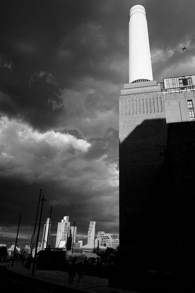 Schwarz-Weiß Foto mit darmatischen Wolken über einem ehemaligen Karftwerk, dass zum Einkaufzentrum umgebaut wurde;
Black and White Photo with stormy cloud above a former power planr now used as shoppiing mall.