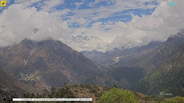 A wide view of several mountains, from left:

- Taboche (6,500 meters/21,325 feet)
- Mount Everest (8,848 meters/29,032 feet)
- Lhotse (8,516 meters/27,939 feet)
- Ama Dablam (6,814 meters/22,355 feet)