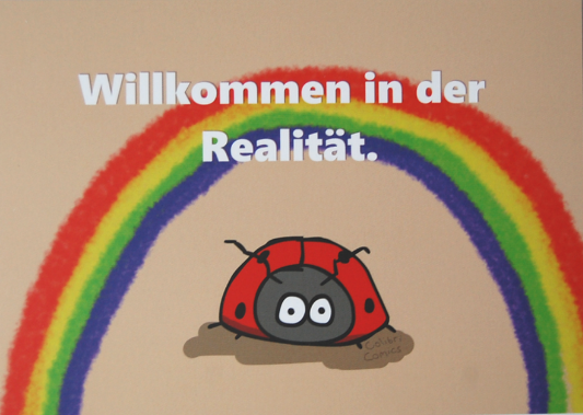 Der Realitätskäfer vor einem Regenbogen. Großer Text: "Willkommen in der Realität!"