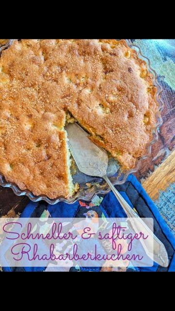 Dunkler Tisch. In der oberen Bildhälfte eine gläserne Tarteform mit gewelltem Rand. Darin braun gebackener Kuchen. eine Kuchenecke fehlt, ein Tortenheber liegt an dieser Stelle. In der unteren Bildhälfte ist ein kleiner Mini-Quilt in Hexagonform zu sehen. In Dunkelblau und schwarz mit pinkem Quiltgarn. die Patchworkstücke haben teils Tier- und Pflanzenmotive. Darüber ein weißes Feld, in dem steht "schneller & saftiger Rhabarberkuchen".