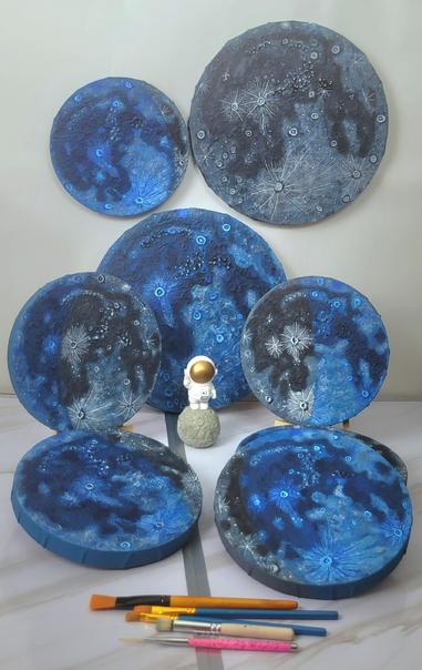 A selection of my Daytime Moon Phase pieces. Circular canvases with the Moon painted on them.