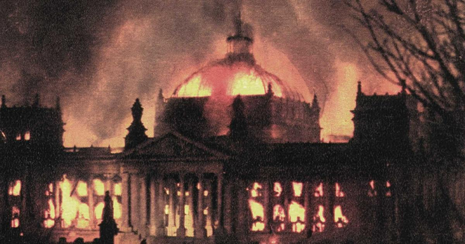 Nachkoloriertes Foto des brennenden Reichstags. Leider fake.