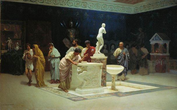 Eine Gruppe von antiken römischen Männern in tunika steht in einem prächtigen Raum, umgeben von klassischen Skulpturen und Kunstwerken. Im Zentrum des Bildes befindet sich ein marmorner Altar mit einer Statue und einer Schale. Die Wände sind reich verziert, und es sind dekorative Elemente und Statuen im Hintergrund zu sehen. Die Männer schauen auf die Statue, einige scheinen zu diskutieren oder zu bewundern.