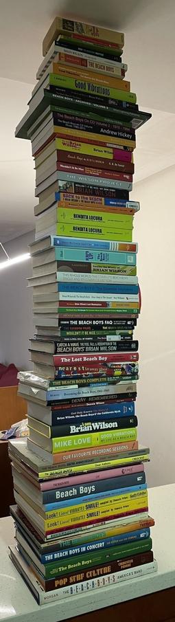 Collection de livres sur les Beach Boys empilés.
