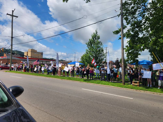 No Kings Protest along HWY 52.

Over 400 people showed up for No Kings protest in Portsmouth #Ohio, nestled in #AppalachianOhio on the Ohio River, deep in red MAGA country. #NoKings #USPol