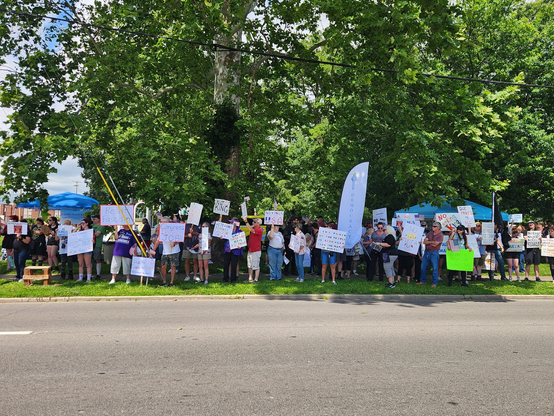 No Kings Protest along HWY 52.

Over 400 people showed up for No Kings protest in Portsmouth #Ohio, nestled in #AppalachianOhio on the Ohio River, deep in red MAGA country. #NoKings #USPol