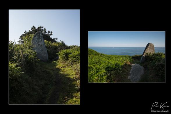 diptyque sur fond noir d'une photo verticale d'un menhir, capté de plus bas en contre-plongée, au bord d'un chemin entre des fougères d'une part et d'autre part d'une photo en format horizontal du même menhir, prise de l'autre côté d'un niveau supérieur, avec évidemment également le chemin entre les fougères et en arrière-plan la mer sous un ciel bleu. De ce côté-ci du menhir, on voit une grande pierre couchée sur le chemin.