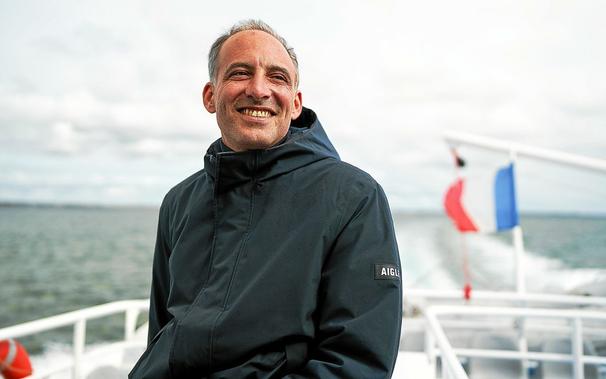 « Je voulais soutenir la mobilisation des habitants pour conserver ce qui fait l’identité de l’île », explique Raphaël Glucksmann, qui s’est rendu près du phare du Créac’h, sur l’île d’Ouessant, ce jeudi 17 avril 2025. (Antoine Borzeix)