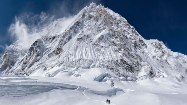 Snow billows off the snowy summit of Mount Everest (Credit: Getty Images) Snow billows off the snowy summit of Mount Everest (Credit: Getty Images)