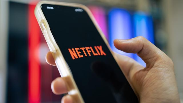 Gros plan d'un iPhone 13 montrant en plein écran l'application Netflix.