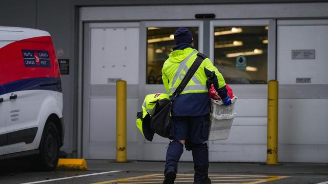 Une personne qui travaille à Postes Canada retourne travailler à un entrepôt de Vancouver, le 17 décembre 2024. Une personne qui travaille à Postes Canada retourne travailler à un entrepôt de Vancouver, le 17 décembre 2024.