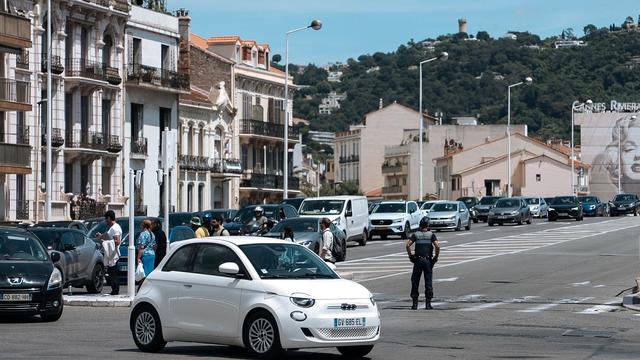 Police direct traffic during an electricity outage in Cannes, 24 May, 2025 | Copyright AP Photo
