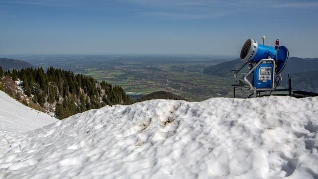 Schneekanonen stehen an einem Hang im Skigebiet Brauneck bei Lenggries ( Bayern ).