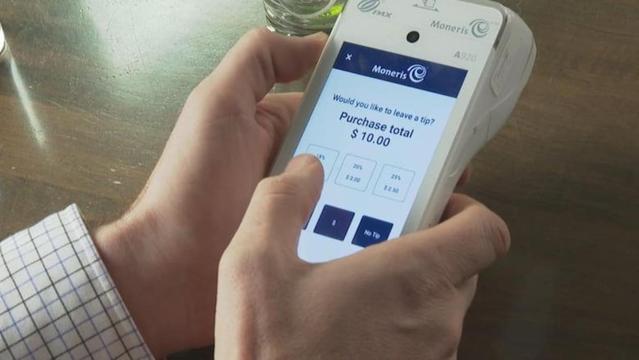 Une machine pour payer dans les mains