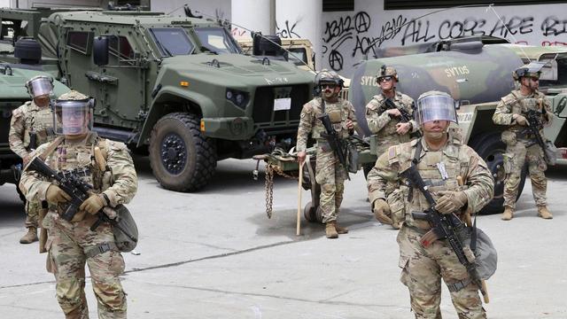 Soldaten der US-amerikanischen Nationalgarde stehen in voller Montur vor ihren Fahrzeugen. Soldaten der US-amerikanischen Nationalgarde stehen in voller Montur vor ihren Fahrzeugen.