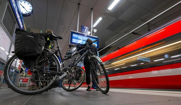 Mit Rad und Bahn ins Grüne: Reisende warten im Berliner Hauptbahnhof auf ihren Zug. Doch gerade bei schönem Wetter kann ein solcher Ausflug in Stress ausarten.