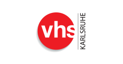 vhs Karlsruhe Logo: weiße Schrift 'vhs' in rotem Kreis, rechts daneben der vertikale Schriftzug Karlsruhe in schwarz