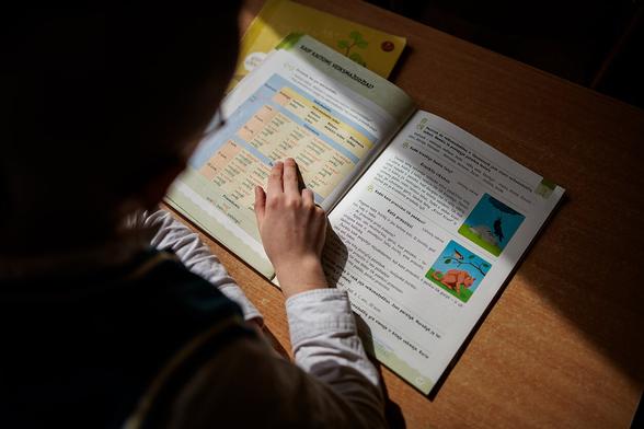 A student with a school textbook. | J. Stacevičius / LRT