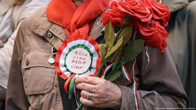 Picture of a person's chest with a badge bearing the words 'Bella Ciao' tagged on their jacket. 